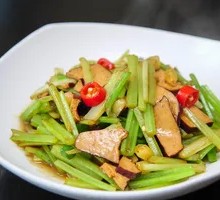 Stir-fried Celery with Tofu Skin in a Rice Bowl