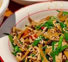 Stir-Fried Pork Shreds with Leek and Bamboo Shoots