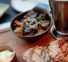 Grilled Slow-Cooked Black Pepper Beef Ribs with Creamy Mashed Potatoes