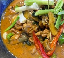 Stir-Fried Pig Intestines and Chicken in Iron Pot