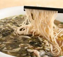 Pickled mustard greens with pork stir-fry noodle soup
