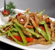 Green Pepper and Beef Tripe Fried Rice Noodles