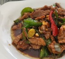 Bell Pepper Stir-Fried with Pork in Wooden Bucket Rice