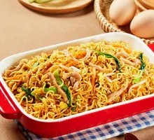 Meat and Vegetable Stir-Fried Noodles with Free-Range Eggs