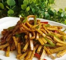 Stir-fried pork shreds with tofu cubes