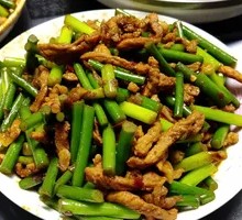 Stir-fried garlic shoots with pork