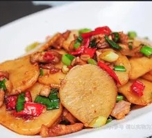 Potato and Pork Rice in Wooden Bucket