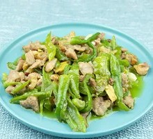 Bell Pepper and Pork Rice in Wooden Bucket