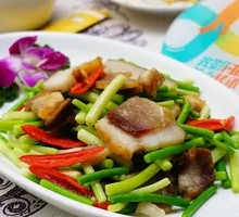 Braised Pork and Garlic Shoots in Clay Pot