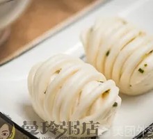 Flower-shaped steamed bun