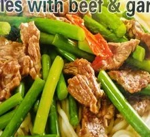 蒜苔炒肉盖浇面