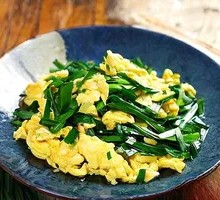 Stir-fried eggs with chives