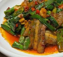 Stir-fried Pork with Garlic Shoots