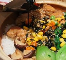 Braised Chicken with Mushrooms in Clay Pot Rice
