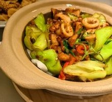 Stir-fried Chicken and Squid with Basil Sauce