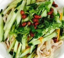 Pulling Beef Tendon Noodles