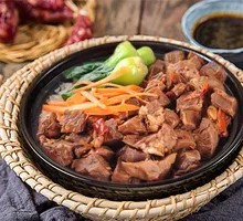 Braised Beef Noodle Rice in Clay Pot