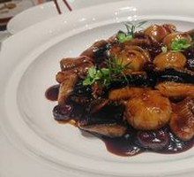 Single Garlic Braised Sea Cucumber with Stream Eel