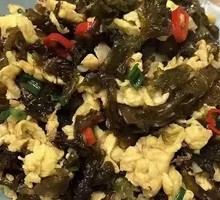 Stir-fried Eggs with Earth Moss