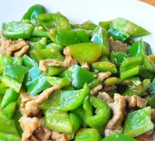 Stir-Fried Beef with Green Pepper Over Noodles
