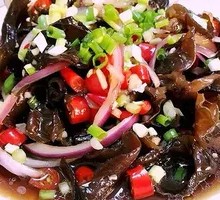 Crispy Onion and Black Mushroom Salad