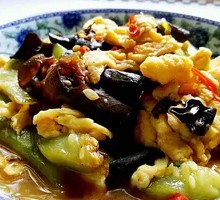 Loofah and Black Mushroom Stir-fry with Eggs
