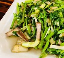 Fried Tofu Cubes with Water Celery