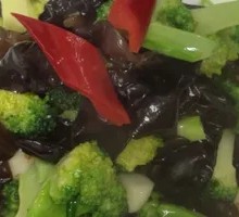 Broccoli Stir-fried with Black Fungus