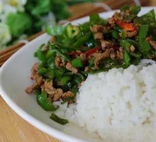 Green Pepper and Pork Rice Bowl