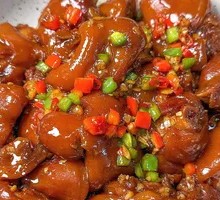 Stewed Pig Trotters in Iron Pot