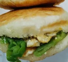 Green Pepper and Egg Sandwich