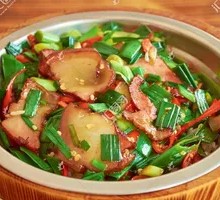 Garlic Stir-Fried Preserved Pork in Wooden Bucket Rice