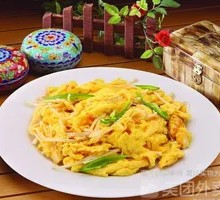 Fried Egg with Enoki Mushrooms in a Wooden Bucket Rice