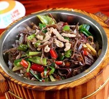 Wooden Bucket Rice with Pork and Black Fungus