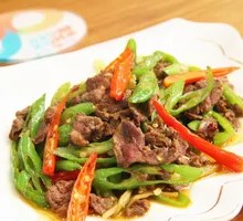 Stir-Fried Beef with Green Pepper on Noodles