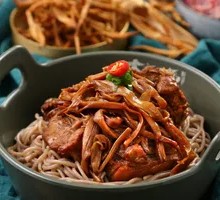 Yellow Flower Vegetable and Pork Bone Noodles