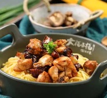Stir-Fried Chicken with Mushrooms and Noodles