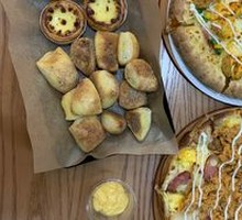 Golden Salted Egg Yolk Chicken Pizza