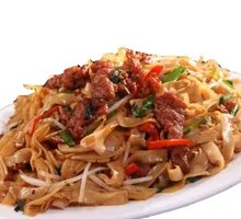 Egg and Beef Stir-Fried Rice Noodles