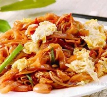 Stir-Fried Rice Noodles with Pork Tenderloin and Egg