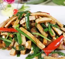 Stir-fried leek with fried tofu