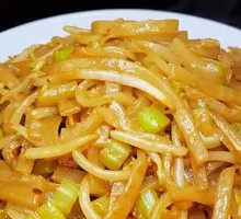 Celery and Bean Sprout Stir-fried Rice Noodles