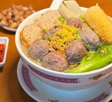 Hand-Beaten Beef Tendon Meatballs with Rice Noodles