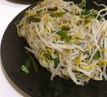 Stir-fried leek with bean sprouts