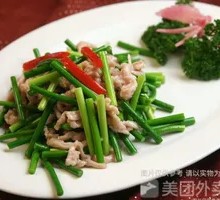 Stir-Fried Beef with Garlic Shoots