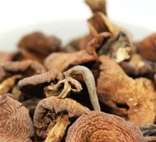 Stewed Rooster with Hedgehog Mushrooms