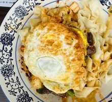 Dry-Mixed Beef Noodles with Dumplings