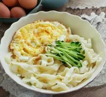 Green Pepper and Egg Stir-Fried Handmade Noodles