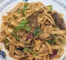 Stir-fried Green Pepper and Beef Shank with Knife-cut Noodles