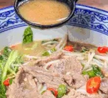 Garlic Stir-fried Beef Noodle Soup